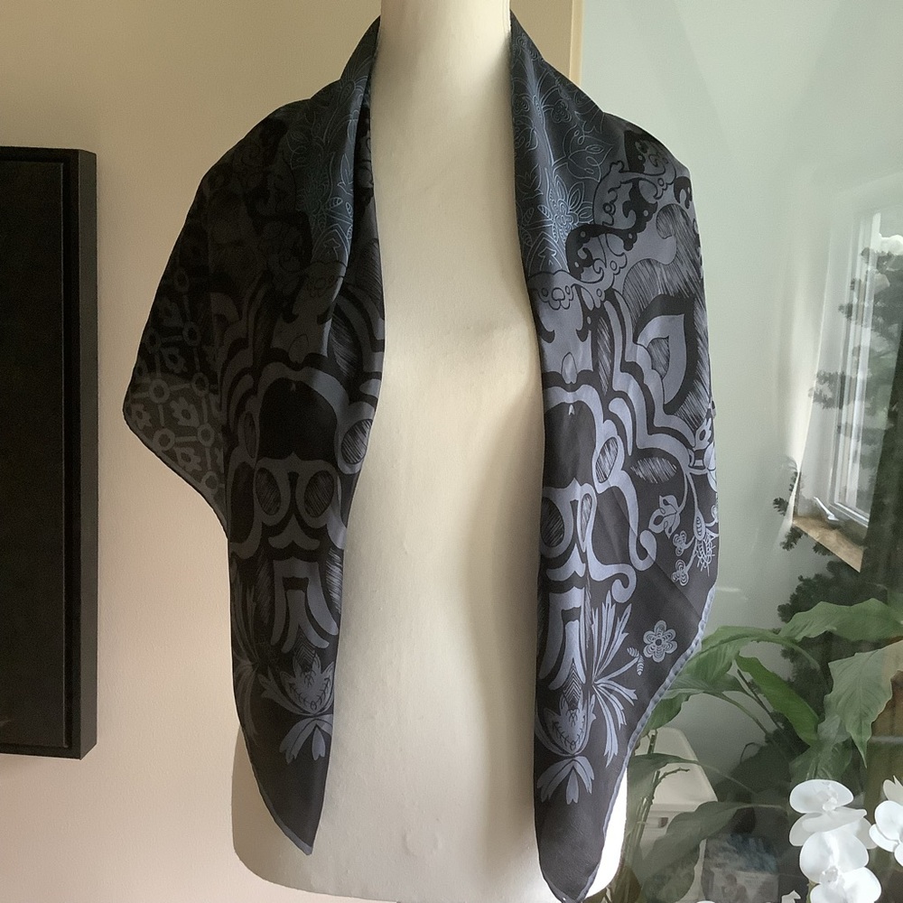 Casca Black and Gray 35” Square Scarf